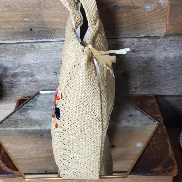 Bermuda Beauty Craft Rafia Embellished Handbag - Picture 5 of 9